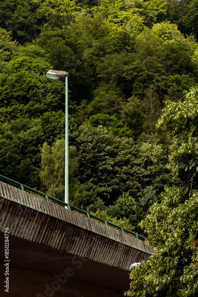 Obraz Einzelne Laterne auf einer Brücke