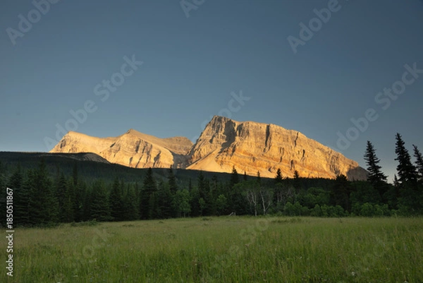 Obraz Gable Mountain Catches Evening LIght Over An Open Meadow