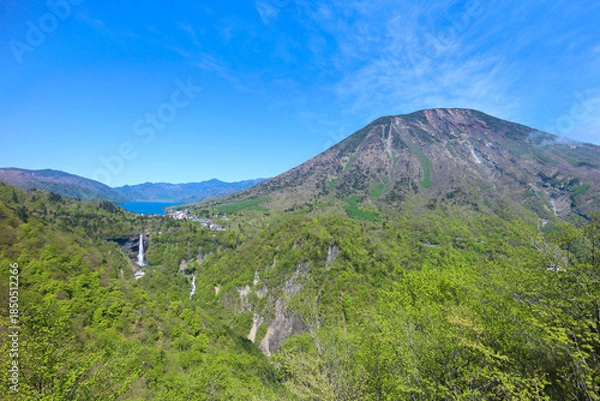 Obraz 奥日光　明知平から見た新緑の男体山と華厳の滝