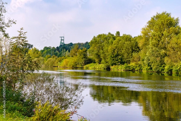 Obraz Ruhr bei Essen mit dem Förderturm der Zeche  Heinrich im Hintergrund