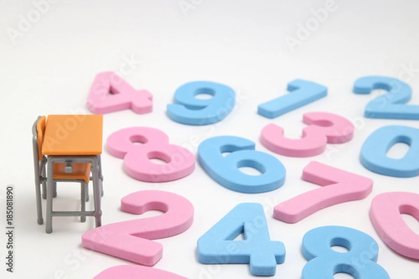 Obraz 数字と学習机のミニチュア　算数、数学の教育イメージ