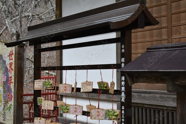 Obraz 願いと希望を象徴する日本の絵馬（神社）