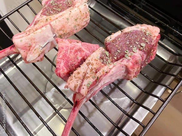 Fototapeta スパイスで仕上げる香ばしいラムチョップステーキ