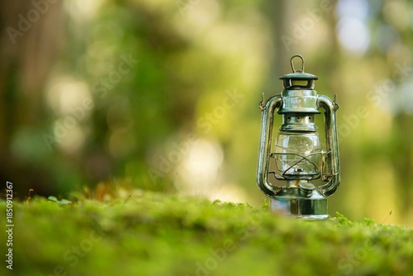 Obraz 森の中のオイルランタン