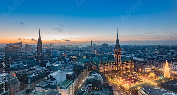 Obraz Ratusz i jarmark bożonarodzeniowy w Hamburgu II