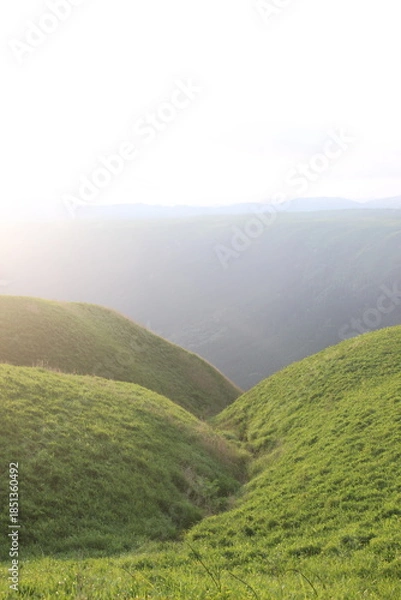 Obraz 『熊本県阿蘇市”大観峰”阿蘇の自然と雲』　大観峰展望台からの眺望　山と街並み