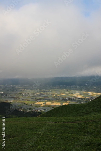Obraz 『熊本県阿蘇市”大観峰”阿蘇の自然と雲』　大観峰展望台からの眺望　山と街並み