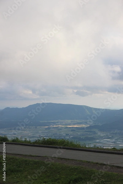 Obraz 『熊本県阿蘇市”大観峰”阿蘇の自然と雲』　大観峰展望台からの眺望　山と街並み
