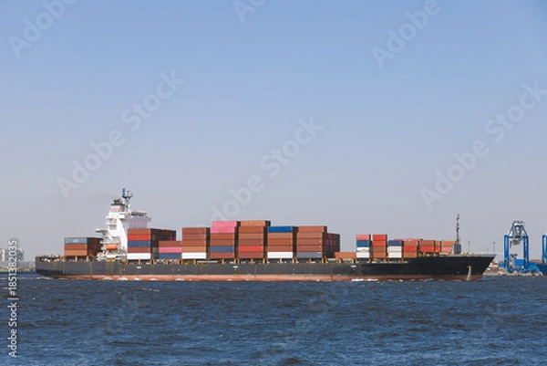 Obraz 東京湾をコンテナを満載して航行する船