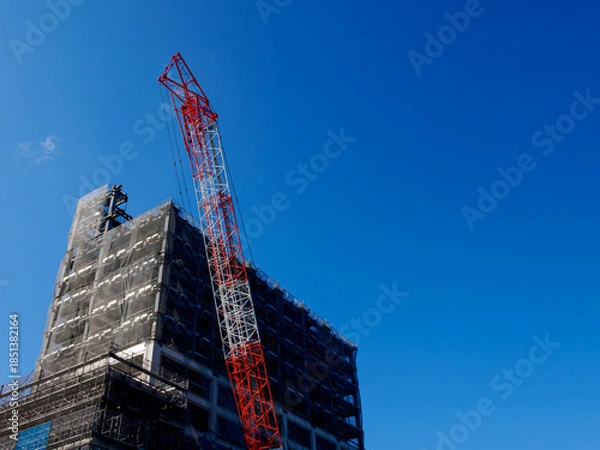 Fototapeta 青空の下で建造物を建設する工事現場