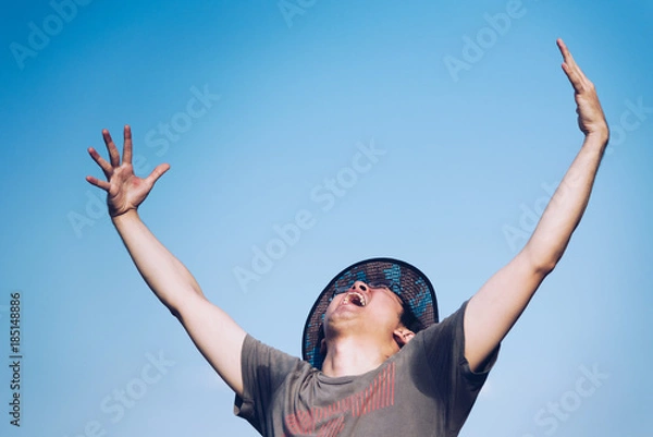 Fototapeta 喜ぶ若い男性