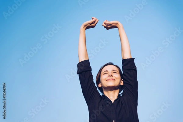 Fototapeta 青空の下でリラックスをする女性