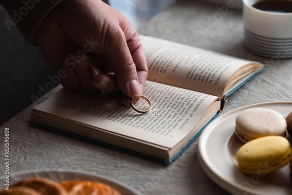 Obraz テーブルの本に置かれる結婚指輪