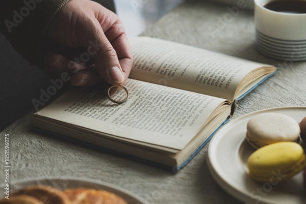 Obraz テーブルの本に置かれる結婚指輪