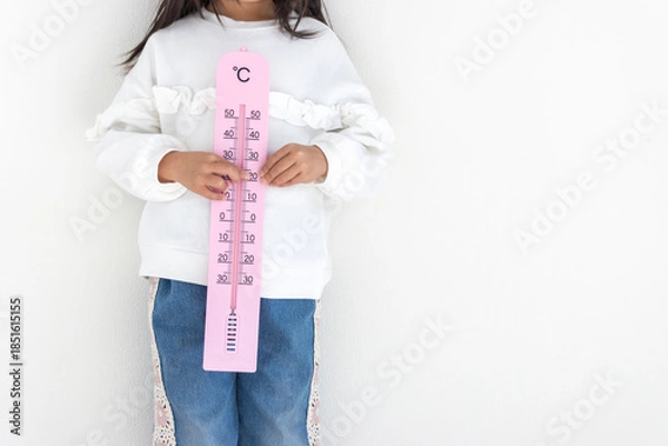 Obraz 大きな温度計を持つ女の子（日本人、顔無し、5歳）