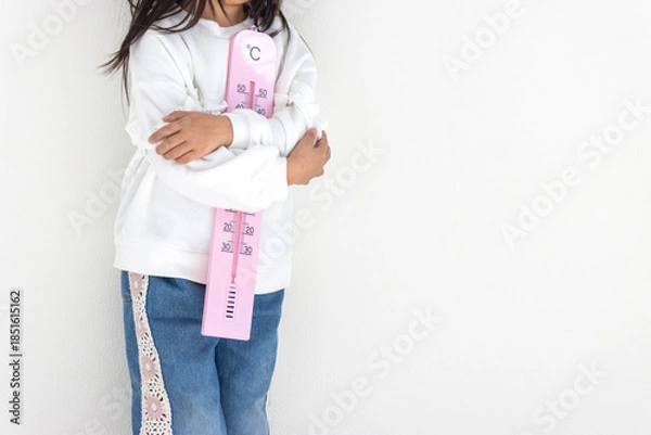 Obraz 大きな温度計を持つ女の子（日本人、顔無し、5歳）