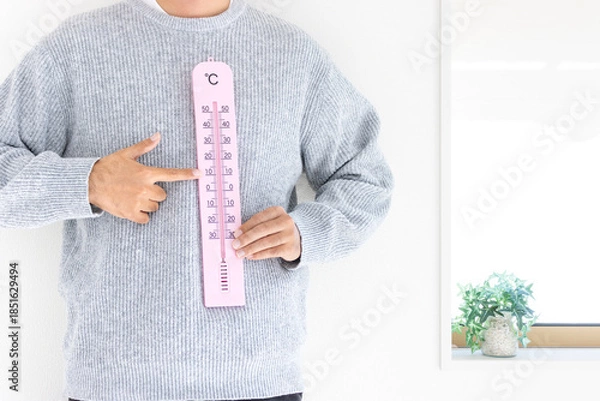 Obraz 大きな温度計を持つ男性（日本人、顔無し、30代）_冬