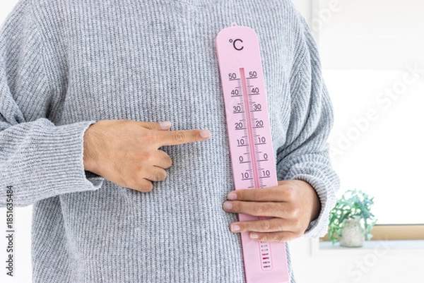 Obraz 大きな温度計を持つ男性（日本人、顔無し、30代）_冬