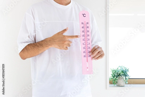 Obraz 大きな温度計を持つ男性（日本人、顔無し、30代）_夏