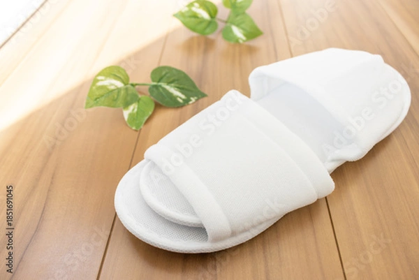 Obraz 床に置いた使い捨てのスリッパ_ホテルのアメニティ