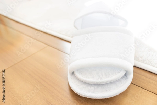 Obraz 床に置いた使い捨てのスリッパ_ホテルのアメニティ