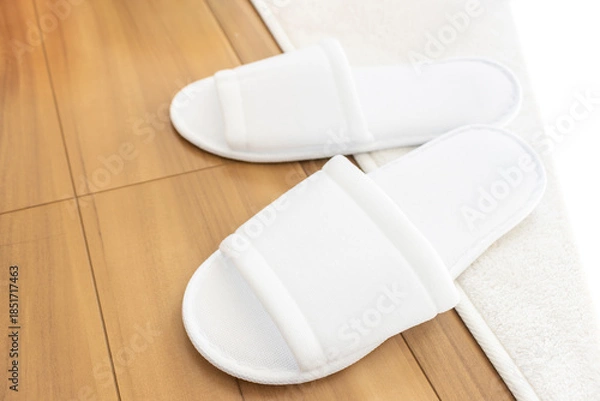 Obraz 床に置いた使い捨てのスリッパ_ホテルのアメニティ