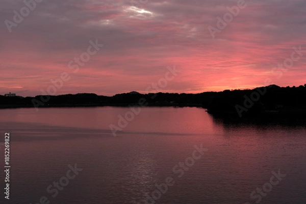 Obraz 鮮やかに色付いた猪鼻湖の夜明け