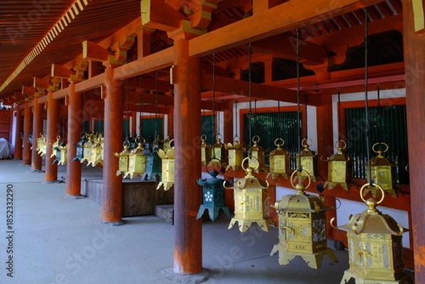 Obraz 春日大社の東回廊と釣り灯籠　奈良県