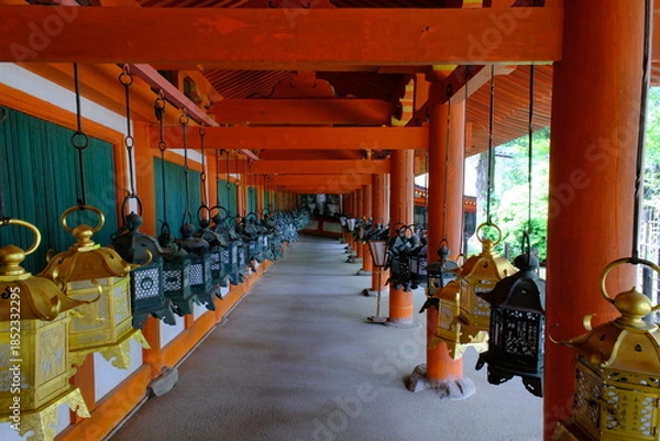 Obraz 春日大社の東回廊と釣り灯籠　奈良県