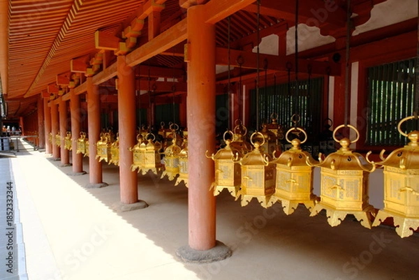 Obraz 春日大社の東回廊と釣り灯籠　奈良県
