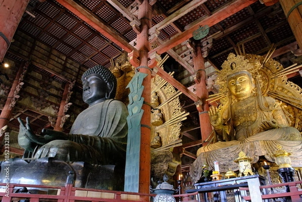 Obraz 東大寺の大仏と如意輪観音像　奈良県
