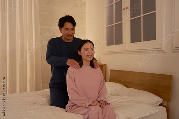 Obraz 寝室で妻の肩揉みをする夫