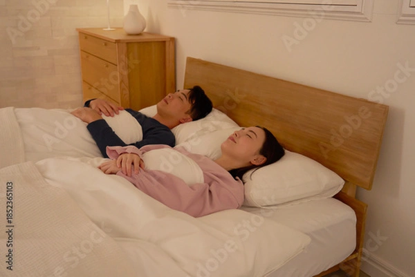 Obraz 夫婦　睡眠　自宅の寝室