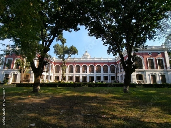 Obraz Grand Palace View Framed by Arching Trees