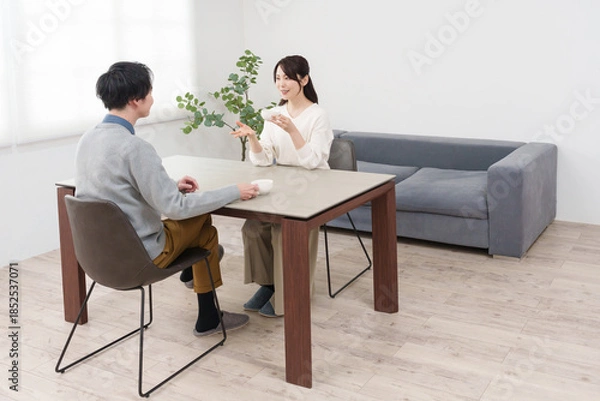 Fototapeta 家で飲み物を飲みながら会話する夫婦