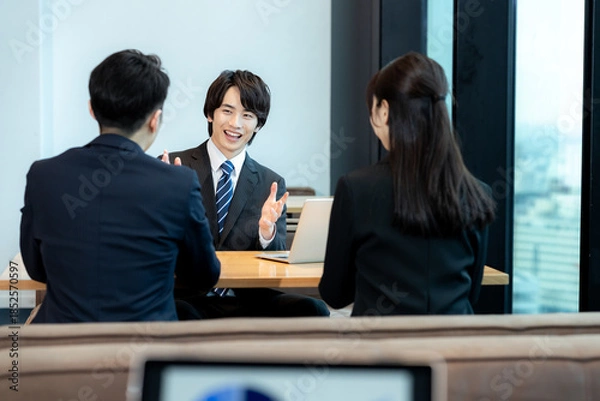 Obraz 打ち合わせするビジネスパーソン