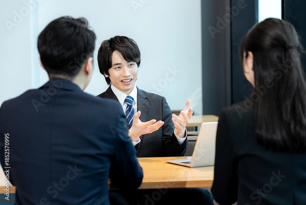 Obraz 打ち合わせするビジネスパーソン