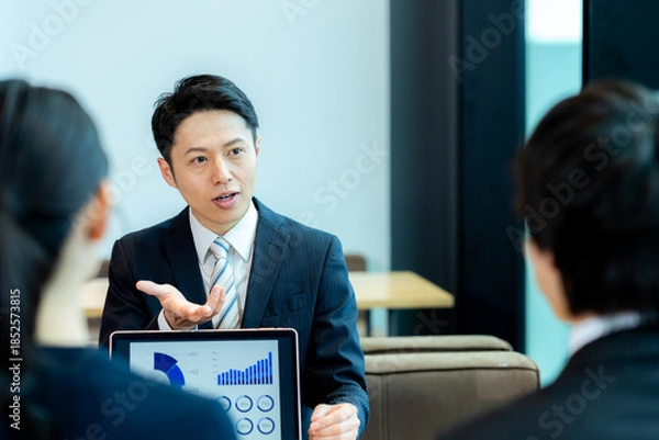 Obraz 打ち合わせするビジネスパーソン