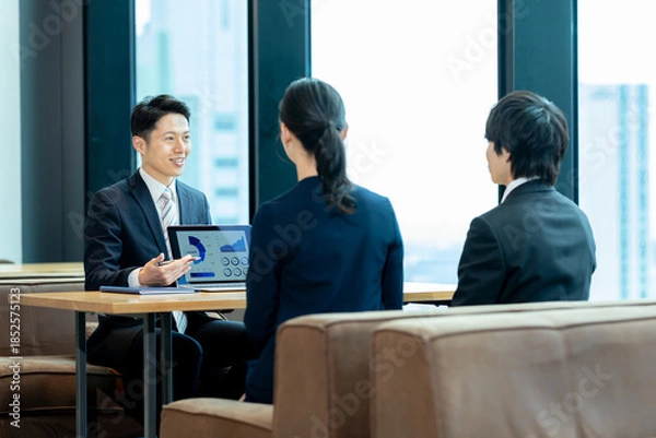 Obraz 打ち合わせするビジネスパーソン