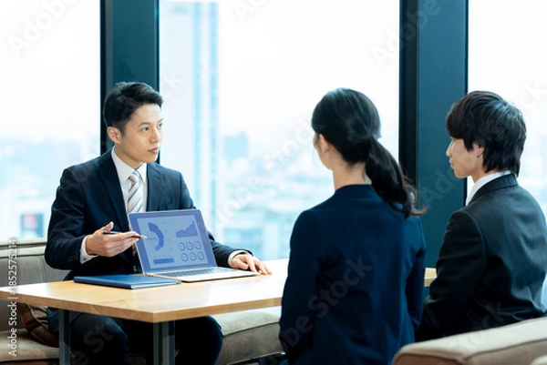 Obraz 打ち合わせするビジネスパーソン
