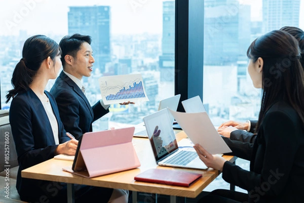 Obraz ミーティングするビジネスパーソン