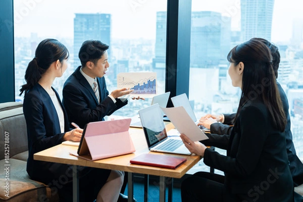 Obraz ミーティングするビジネスパーソン