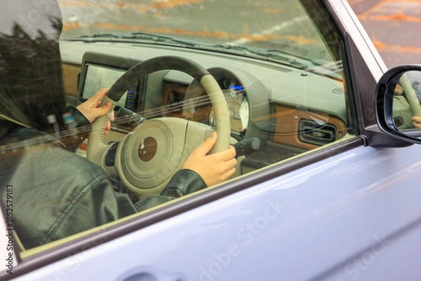 Obraz 20代 女性 車 運転 顔なし イメージ