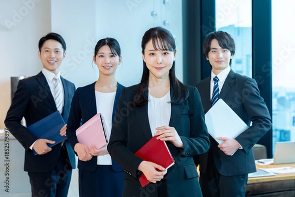 Obraz オフィスで働くビジネスパーソン