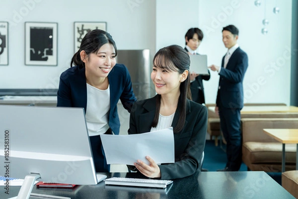 Obraz オフィスで働くビジネスウーマン