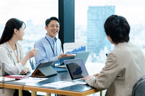 Obraz オフィスでミーティングするビジネスパーソン