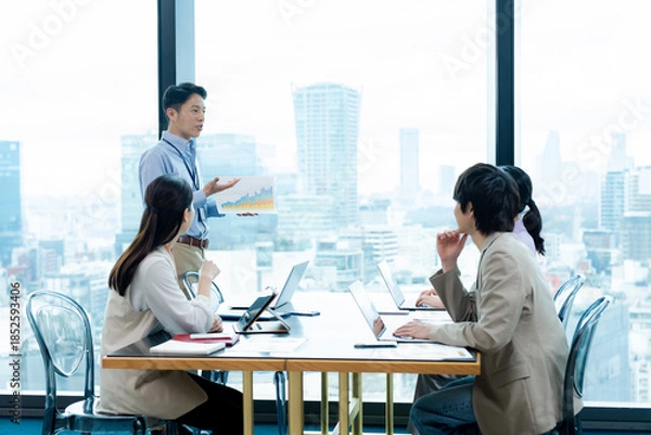 Obraz オフィスでミーティングするビジネスパーソン