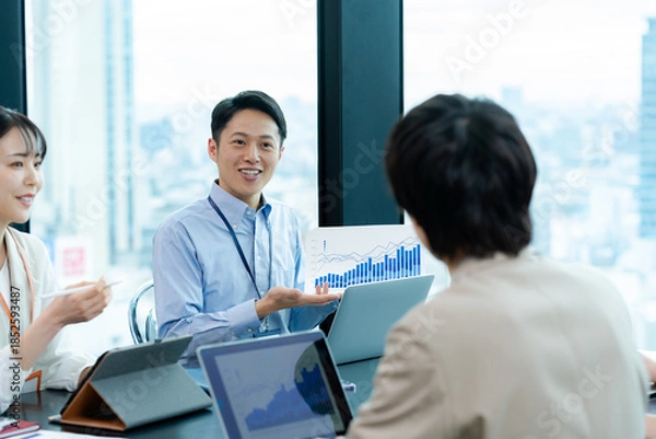 Obraz オフィスでミーティングするビジネスパーソン