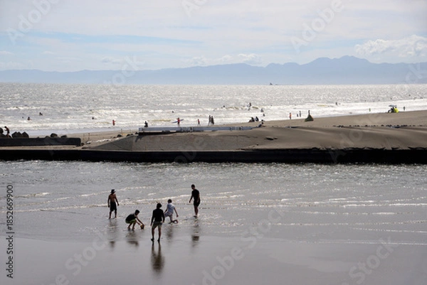 Obraz 鵠沼海岸に流れ込む引地川河口でバレーボールで遊ぶ人達