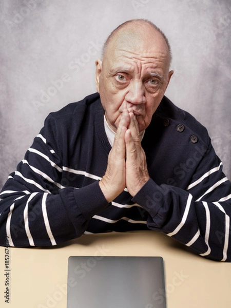 Obraz portrait homme âgé devant son simple bureau